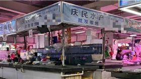 大陸遼寧省大連市驚傳駭人凶殺案，一名黃姓男子近日前往某水產攤購買海鮮時，疑因價錢談不攏，一氣之下竟持刀砍殺許姓攤商，導致許男倒臥在血泊中慘死。（圖／翻攝自大皖新聞）