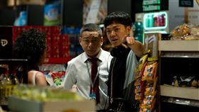 李康生（左）在導演楊修華（右）新作《默視錄》中化身暗藏秘密的偷窺犯。（圖／傳影互動提供）