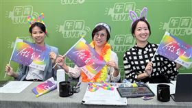 民進黨性平部主任李晏榕(中)今（24）日表示，民進黨絕不會錯過今年的同志大遊行，今年性平部的訴求是「民主多元共榮，民進黨挺你做自己」。（圖／民進黨提供)