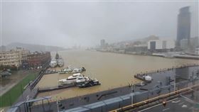 被豪雨摧殘！基隆港「慘變整片黃水」當地人嚇喊：第一次見。（圖／翻攝畫面）
