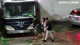 ▲周杰倫門票一張喊到30萬。黃牛夫妻黨穿著短裙洋裝的張女，被戴上手銬進入北檢，發現有媒體拍攝，看了一眼，毫不閃躲。（圖／記者楊佩琪攝）