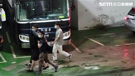 ▲周杰倫門票一張喊到30萬。黃牛夫妻黨丈夫劉姓男子全程外套蓋頭。（圖／記者楊佩琪攝）