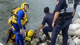 溪水滾滾！台中男困沙洲　警消渡急流救人