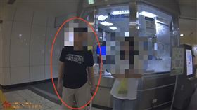 三重國小醉男持球棒鬧事。（圖／翻攝畫面）