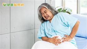 癌細胞侵犯肌肉，就已是癌症三期，癌細胞轉移就屬四期，就都要先標靶加化療，才可確認能否手術。