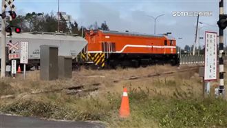 獨／火車壓馬路奇觀　20節車廂穿越吸睛