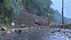 受到東北季風及颱風外圍環流影響，台7線93.1公里宜蘭牛鬥路段發生土石坍方，造成交通阻斷，初估坍方土石量約1500立方公尺。公路局指出，台7線85公里百韜橋至94公里至牛鬥路段持續實施封閉管制，預計中午搶通，待邊坡穩定勘查無落石狀況後再開放通行。