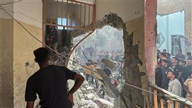 以色列襲擊加薩紐瑟拉特一間由學校改建的避難所。（圖／路透社／達志影像）