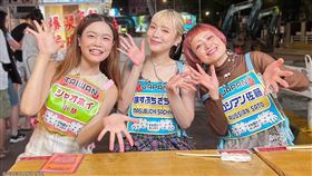 小慧(左)採買寧夏夜市人氣小吃熱情餵食大胃女王前輩桝渕祥与(中)、俄羅斯佐藤（右）。（圖／緯來綜合台提供）