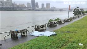 台北橋下發現1具女性浮屍，大同警方正在釐清身分。（圖／民眾提供）