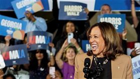 美國民主黨總統候選人賀錦麗在喬治亞州舉行造勢大會。（圖／路透社／達志影像）