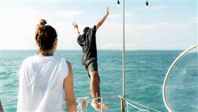 姚元浩（右）率先抗議跳海。（圖／好看娛樂提供）