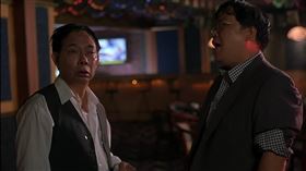 電影《少林足球》中飾演酒吧老闆的香港男星謝志華（右）因心肌梗塞病逝，享壽64歲。（圖／翻攝微博）