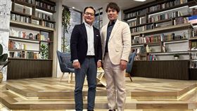 鄭弘儀（左）訪問周思齊。（圖／三立提供）