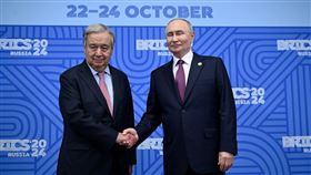 ▲聯合國秘書長古特瑞斯（左）與俄羅斯總統普丁（右）在金磚國家峰會上會談。（圖／美聯社／達志影像）