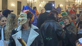 以色列慶祝普珥節  朗讀及化妝舞會熱鬧繽紛以色列慶祝普珥節，特拉維夫國際猶太會堂 （The Tel Aviv International Synagogue）3月16日晚上舉辦「以斯帖記」朗讀及化妝舞會。中央社記者賴素芬特拉維夫攝  111年3月20日