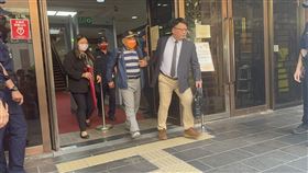 ▲吳順民500萬交保，在律師陪同下離開台北地院。（圖／翻攝畫面）