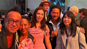 黃大煒（左起）、Vicky、曾馨瑩、柯震東、柴智屏（右）在婚宴上合照。鏡周刊