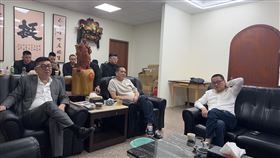 太陽聯盟「寶陽會」李姓女副組長遭中國吸收在台發展共諜組織，透過旗下成員吸收剛退役、現役軍人，還要求現役軍人穿制服拿五星旗拍投降影片。台灣高檢署日前偵結，將主嫌李女在內10人起訴。天道盟主「鐵霸」曾盈富表示，這種事不可取，已約束成員絕對不能去擾亂國軍。