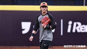 ▲中職35年台灣大賽G5，統一獅中外野手陳傑憲賽前守備練習。（圖／記者劉彥池攝影）