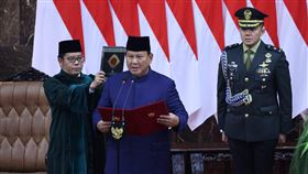 印尼總統普拉伯沃宣誓就職印尼總統普拉伯沃（Prabowo Subianto，前中）20日宣誓就職，他在就職演說中表示，面對國際情勢，印尼選擇一條自由積極但不結盟的路線。（印尼總統府秘書處提供）中央社記者李宗憲雅加達傳真  113年10月20日
