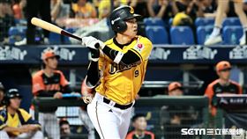 ▲中職35年台灣大賽G5，中信兄弟三壘手王威晨安打送回陳俊秀追平比數。（圖／記者劉彥池攝影）