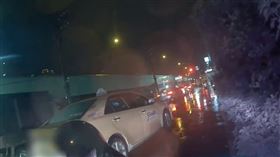 繞路沒告知惹不滿！汐止男爆氣出拳制裁　後座「痛毆運將頭」秒逃跑。（圖／翻攝畫面）