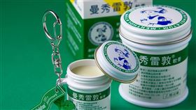 北一女中綠制服造型悠遊卡-永恆校徽款、添大好運巨大悠遊卡、曼秀雷敦軟膏造型悠遊卡。（圖／品牌業者提供）