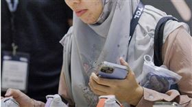 蘋果9月首款AI內建手機iPhone 16至今已一個月，卻遲遲無法在印尼展開銷售。 （圖／達志／美聯社）