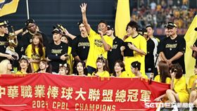 中信兄弟奪下隊史第10座中華職棒總冠軍，大老闆辜仲諒嗨發4000萬獎金。（圖／記者劉彥池攝影）