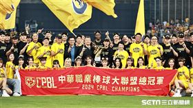 ▲中職35年中信兄弟拿下總冠軍，全隊和冠軍錦旗合影。（圖／記者劉彥池攝影）