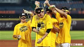 ▲中職35年中信兄弟拿下總冠軍，投手教練王建民接受訪問。（圖／記者劉彥池攝影）