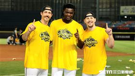 ▲中職35年中信兄弟拿下總冠軍，3位洋投猛登、德保拉、克迪合影。（圖／記者劉彥池攝影）