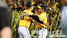 ▲中職35年中信兄弟拿下總冠軍，呂彥青賽後和平野惠一擁抱。（圖／記者劉彥池攝影）