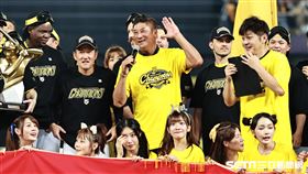 ▲中職35年中信兄弟拿下總冠軍，中信慈善基金會董事長辜仲諒出席頒獎典禮。（圖／記者劉彥池攝影）