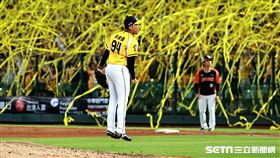 ▲中職35年台灣大賽G5，中信兄弟後援投手吳俊偉抓下最後1個出局數。（圖／記者劉彥池攝影）