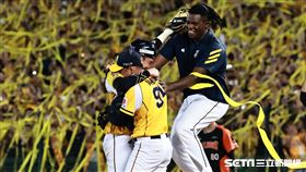 ▲中職35年台灣大賽G5，中信兄弟擊敗統一獅封王，捕手高宇杰賽後擁抱吳俊偉。（圖／記者劉彥池攝影）