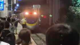 台鐵新烏日站高中生落軌。（圖／翻攝自Threads）