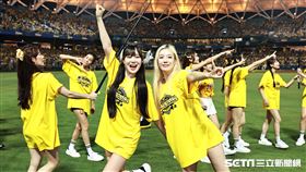 ▲中職35年中信兄弟拿下總冠軍，PS女孩韓籍成員邊荷律、李丹妃如願拋彩帶。（圖／記者劉彥池攝影）