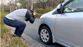 大陸一名女網友上網吐苦水，日前父親走在路上被車撞，身體無礙卻被她的母親責怪都是她不結婚害的。（示意圖非當事人／photoAC）