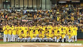 ▲中職35年中信兄弟拿下總冠軍，全體隊員和看台球迷合影。（圖／記者劉彥池攝影）