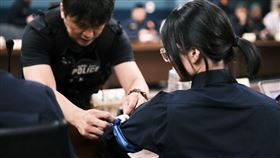 挺警執勤安全 勇源基金會捐贈「戰術止血帶」急救利器。翻攝畫面