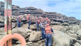 新北市貢寮區馬崗漁港岸際一處釣魚平台礁岩下方，今天上午9時許有釣客發現一具裸屍，警方獲報會同海巡人員到場了解，發現遺體已嚴重腐爛，無法辨識外貌，經封鎖現場採證，確認死者為男性，但身分及死因仍待調查釐清。