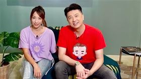 吳皓昇（右）跟段慧琳同遊鶯歌。（圖／民視提供）