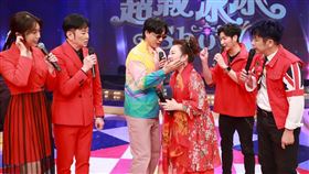 白冰冰（右）讓蕭煌奇摸臉。（圖／民視提供）