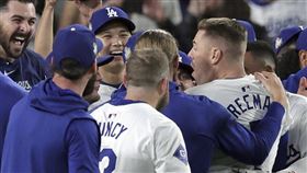 ▲大谷翔平看隊友轟大滿貫開心慶祝。（圖／美聯社／達志影像）