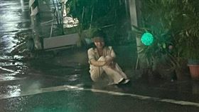 ▲少女深夜獨坐雨中露詭異微笑，民眾驚慌報警。（圖／翻攝台東大小事）