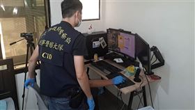 臉書社團「史考樂家族」販售周杰倫演唱會黃牛票，版主37歲邱姓工程師被捕。（圖／翻攝畫面）