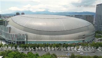 大巨蛋狂漏水　知情人士曝：屋頂塗料害的