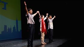 亮哲、百白、郭耀仁25日謝幕時情緒激動，尤其百白淚流滿面。（圖／亮棠文創提供）